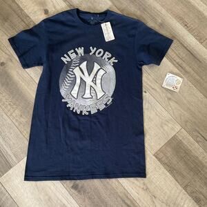 New York Yankees licensed t shirt size small‎ nwt